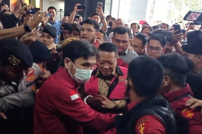 Hadapi Sidang Perdana, Febrie Adriansyah Sempat Lemparkan Senyum Tipis