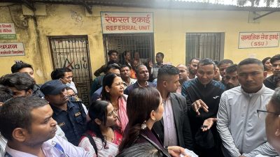 कोशी अस्पतालभित्र ‘इम्प्लान्टमा सेटिङ’ : स्वास्थ्य मन्त्री सामु बिरामीका आफन्तले&hellip;