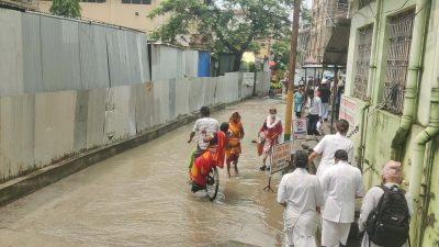 सामान्य वर्षाले कोशी अस्पताल जलमग्न, बिरामीलाई सास्ती