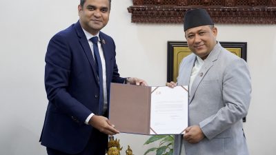 नेपालका लागि युएनएफपीएका नवनियुक्त प्रतिनिधि श्रीराम हरिदासद्वारा ओहदाको प्रमाणपत्र पेस