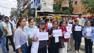 नारायणी घटनाः अस्पतालमा ओपीडी सेवा बन्द, माइतीघरमा प्रदर्शन