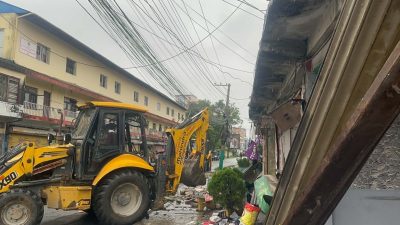 कोशी अस्पतालको अतिक्रमित ३२ सटरमा तीन तिरबाट चल्यो डोजर, एक&hellip;