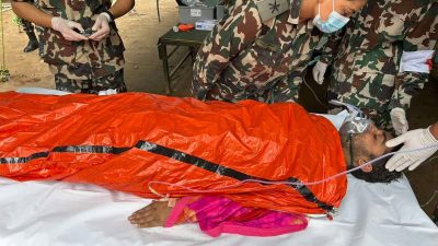 सुरुङभित्रबाट उद्धार गरिएका महर्जनको वीरेन्द्र सैनिक अस्पतालमा उपचार हुँदैं