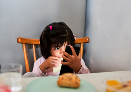 बच्चालाई मोबाइल दिनु भन्दा अघि अभिभावकले बुझ्नुपर्ने नियम