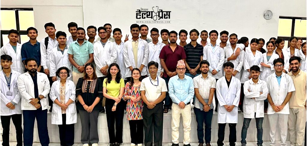 BPKIHS धरानमा नयाँ चिकित्सा विद्यार्थीहरूका लागि आयोजित Bioethics (जैवनीति) अभिमुखीकरण कार्यक्रमको सामूहिक तस्बिर।