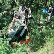 पोखरा जाँदै गरेको माइक्रोबस नुवाकोटमा दुर्घटना, १२ जना घाइते