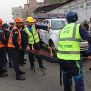 काठमाडौँको टेकुमा ढलभित्र छिरेका युवकको उद्धार