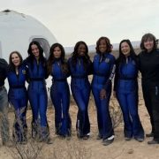 विभिन्न क्षेत्रका ६ जना महिलाको समूह अन्तरिक्ष यात्रा पछि सुरक्षित फर्कियो