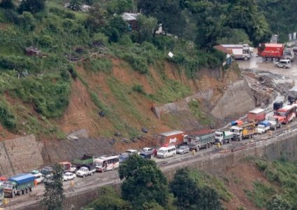 नागढुङ्गा नौबिसे सडक दैनिक पाँच घण्टा बन्द हुने