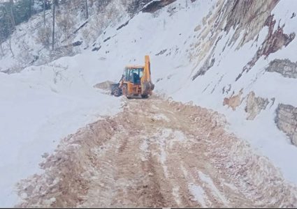 हिमपातका कारण अवरुद्ध भएको नाग्म-गमगढी सडक सञ्चालनमा