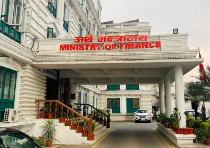 अर्थ मन्त्रालयको दोस्रो त्रैमासिक कार्यप्रगति :  पुँजीगत खर्च घट्यो, राजस्वमा डेढ खर्बको खाडल