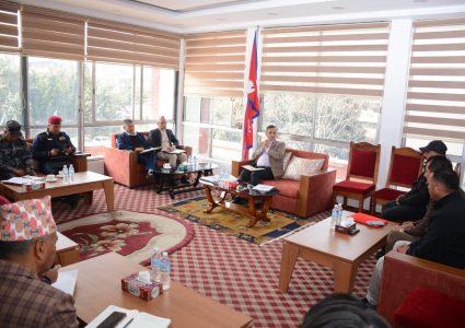 धादिङमा भएको बस दुर्घटनालाई लिएर गृहमन्त्रालयमा आकस्मिक बैठक