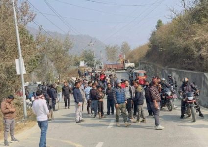 क्षतिपूर्ति र कडा अनुगमनको सहमतिपछि रामेछापमा यातायात सेवा पुनः सञ्चालन