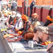 पशुपतिमा आएका नागा बाबासहित साधुसन्तलाई बिदाइ गरिँदै