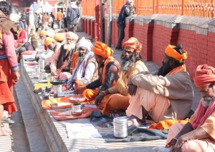 पशुपतिमा आएका नागा बाबासहित साधुसन्तलाई बिदाइ गरिँदै