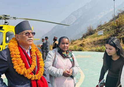 हेलिकप्टर चढेर रुकुमपूर्व पुगे प्रचण्ड