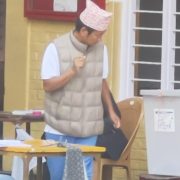 श्रम संस्कृति पार्टीका अध्यक्ष हर्क साम्पाङले गरे मतदान