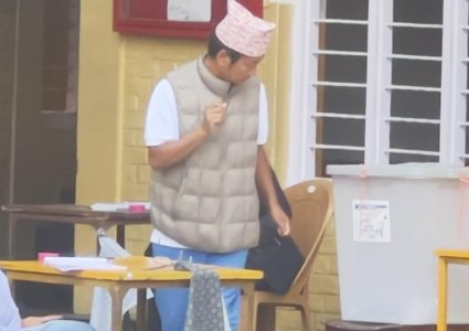 श्रम संस्कृति पार्टीका अध्यक्ष हर्क साम्पाङले गरे मतदान