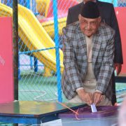 एमाले अध्यक्ष ओलीले बालकोटबाट गरे मतदान