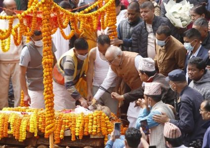 केपी शर्मा ओलीका पिता मोहनप्रसादको पशुपति आर्यघाटमा अन्त्येष्टि