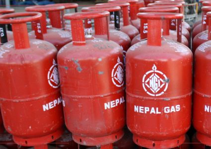 अब प्रति सिलिण्डर आधा ९५५ मा बिक्री वितरण गरिने