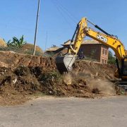 घोराही–तुलसीपुर : चार लेन सडक निर्माणका लागि विद्युत् पोल हटाइँदै