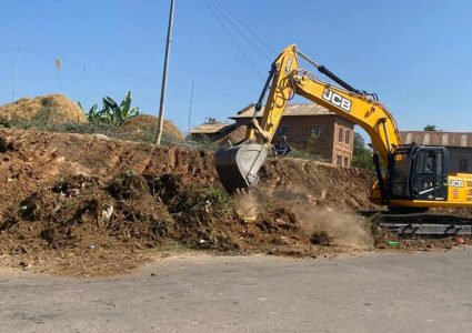 घोराही–तुलसीपुर : चार लेन सडक निर्माणका लागि विद्युत् पोल हटाइँदै