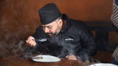 डडेलधुराको फेमस बाजेको खिर पसल पुगेर खिरको स्वाद लिए बालेनले