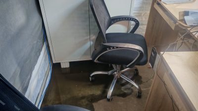 सामान्य वर्षामै डुब्न खाेज्दै स्वास्थ्य मन्त्रालय : टेन्टभित्र पानी, कुर्सी–फाइल&hellip;