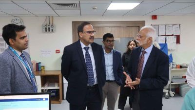 डा रमेश चोखानीले फ्रन्टलाइन अस्पतालमा बिरामी हेर्ने