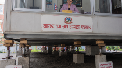 ३ करोड नेपालीको स्वास्थ्य धान्ने मन्त्रालय आफैं टेकोको सहारामा