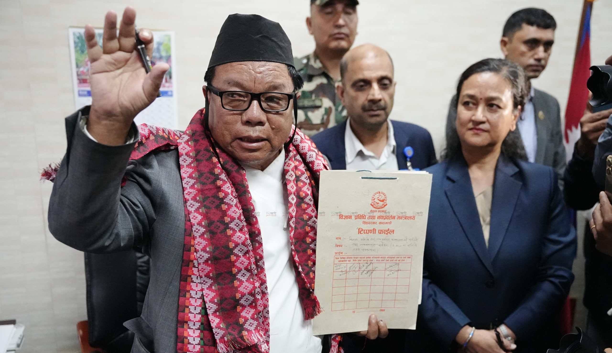 मन्त्री पुनसँग सचिव बज्राचार्यको १५ दिन मात्रै हुनेछ सहकार्य