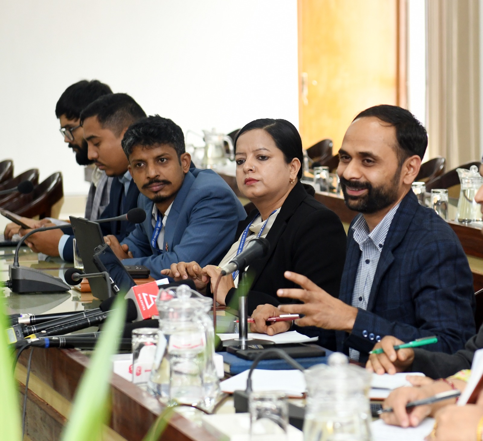 कर्मचारीको विदेश भ्रमणलाई व्यवस्थित गर्दै प्रधानमन्त्री कार्यालय, अनावश्यक वैदेशिक भ्रमणमा कडाइ